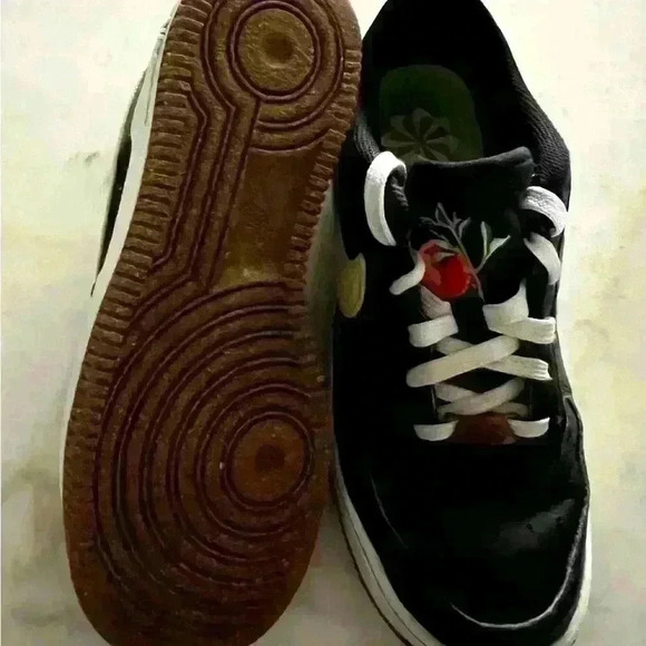 Nike Air Force 1 pomegranate in youth size 5. - Picture 8 of 10